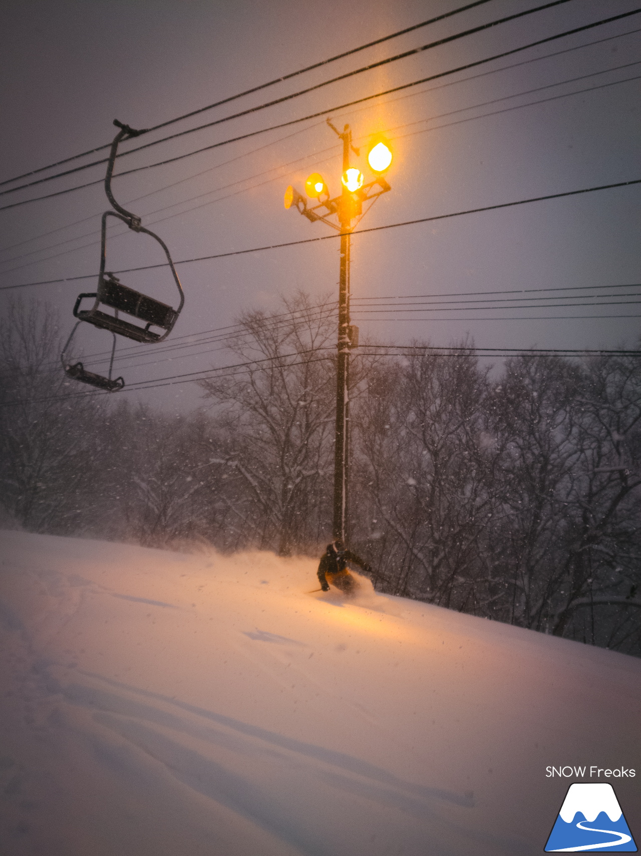 音威富士スキー場｜気が付けばナイター照明が灯り、夕暮れ滑走。プライベート感覚で滑れる道北のローカルゲレンデ！